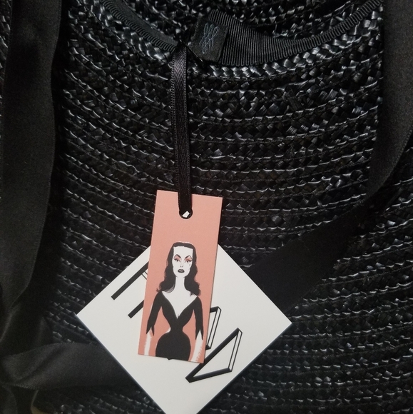 "Perle" Hood London by Adele Mildred - Picture 6 of 8